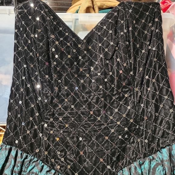 Vintage Gunne Sax Elegant Holiday Black Velevt and Green Strapless Dress - Picture 7 of 9